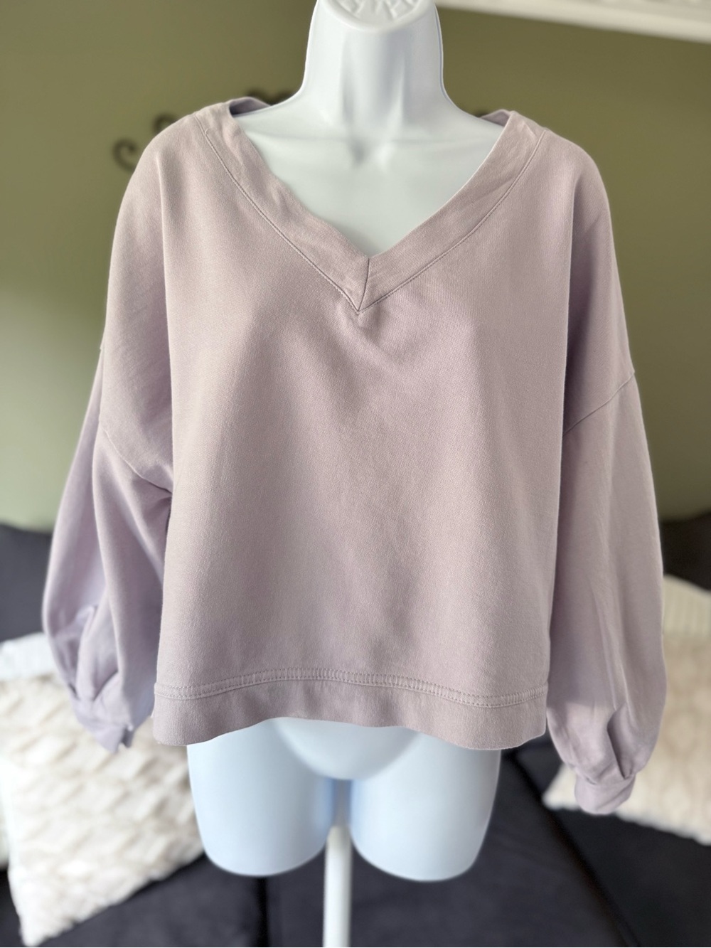 Women's V-Neck Balloon Sleeve Sweatshirt - Light Lavender Oversized